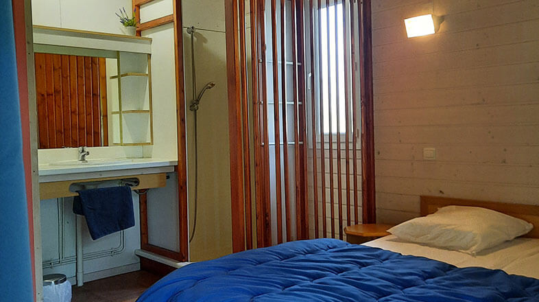 Chambre avec lit double chalet 6 à 8 personnes