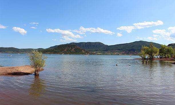 Baignade dans le lac du Salagou