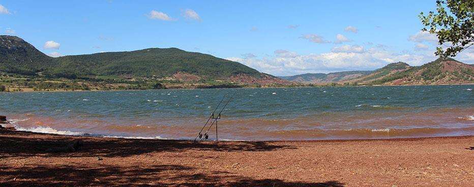 Pêche dans le lac du Salagou